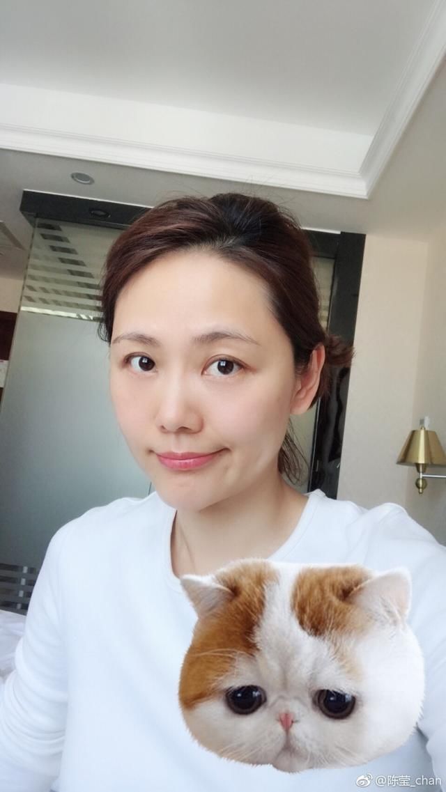 她是《还珠格格》的柳红,20年过去美得认不出,九岁女儿太可爱