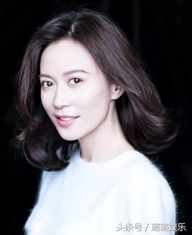 48岁刘若英一家,老公背景显赫儿子似爸,今变大