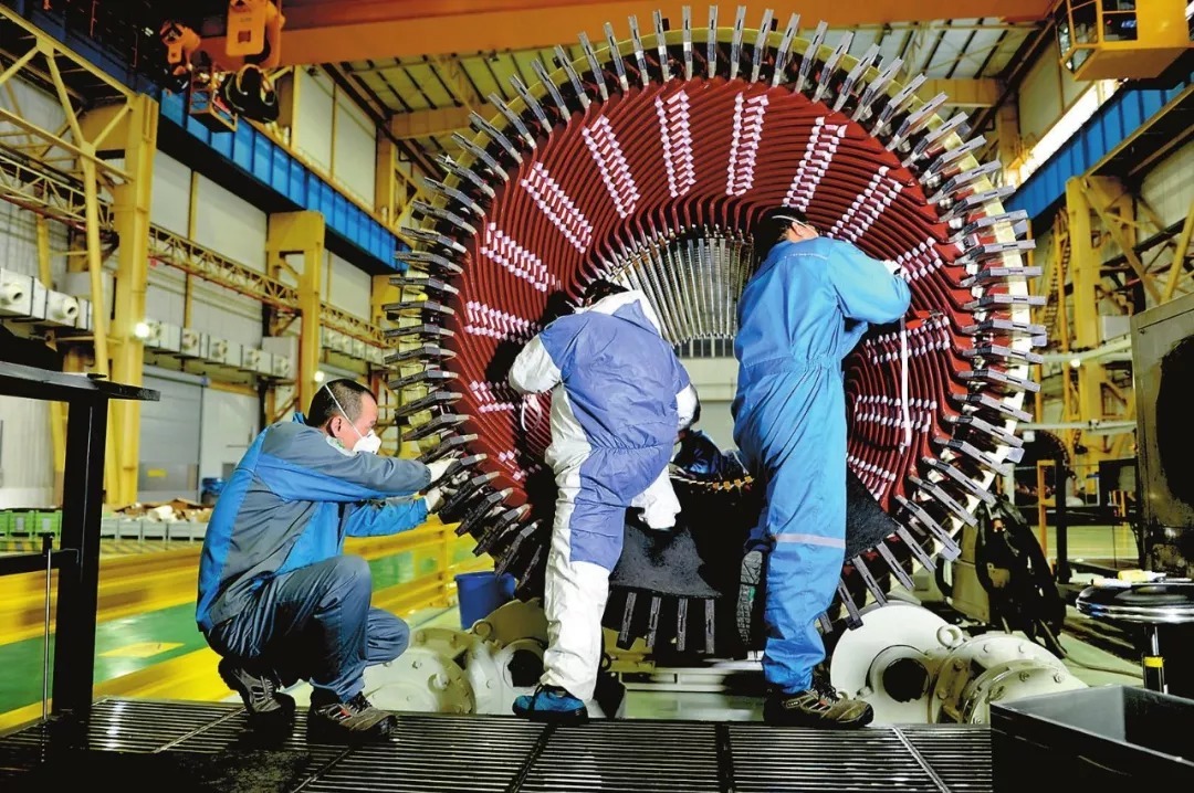 上海电气电站设备有限公司发电机厂职工在为8万千瓦空冷电机定子嵌线