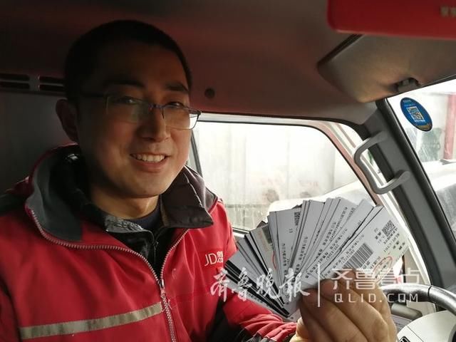 京东快递小哥当起渡船人,包裹坐小船漂洋过海