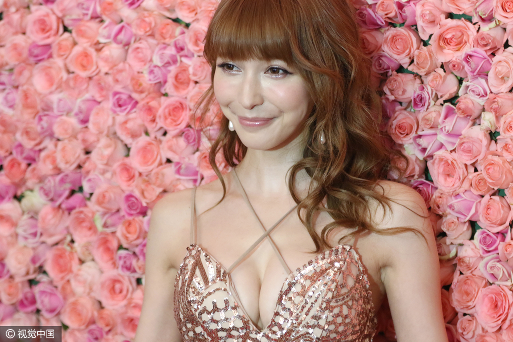 她还推出了自己参与研发及代言的化妆品和r女士淡香水。事业上驻足可谓是四处开花。