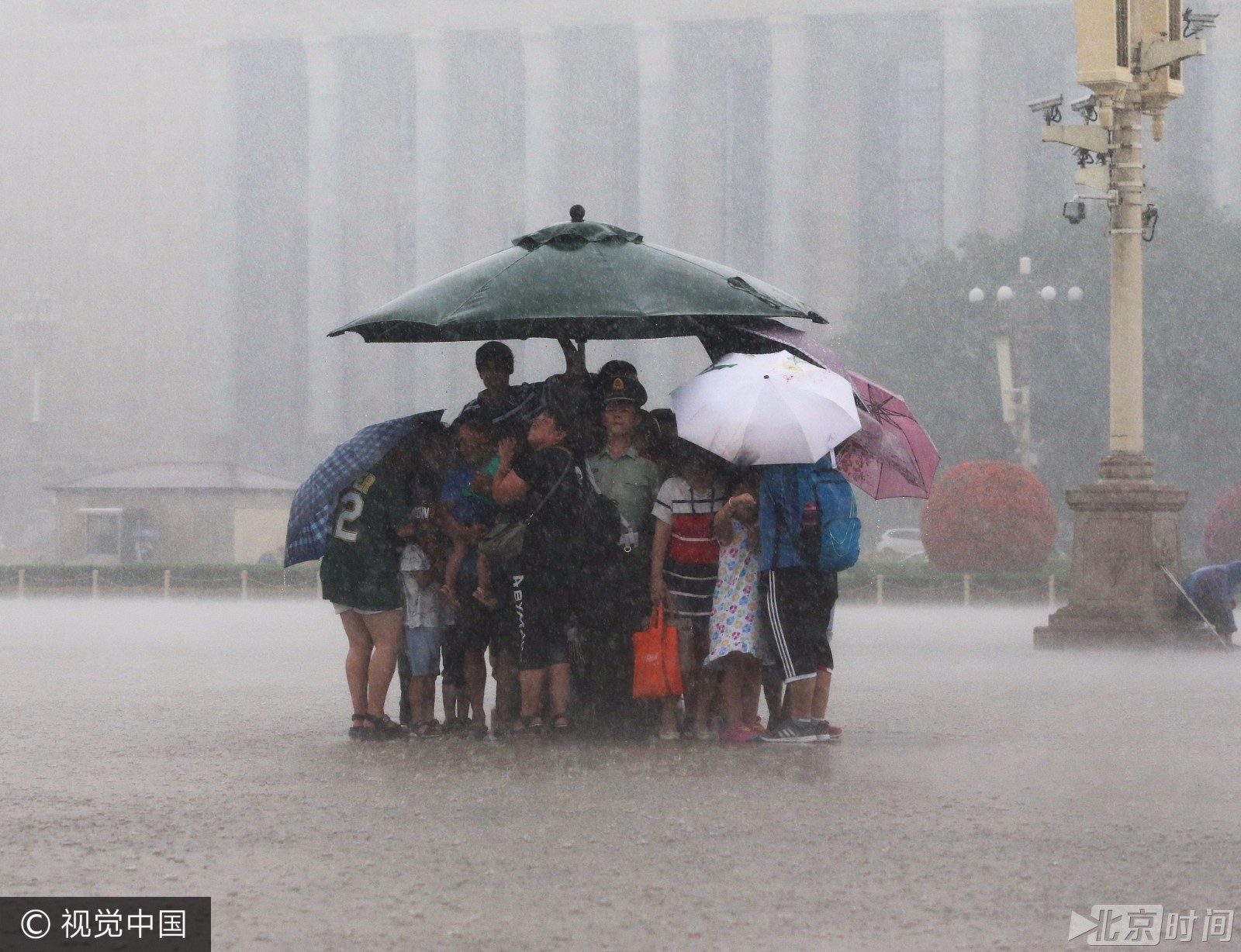 就算大雨让这座城市颠倒 我会给你怀抱 就算大雨让这座城市颠倒 我会给你怀抱