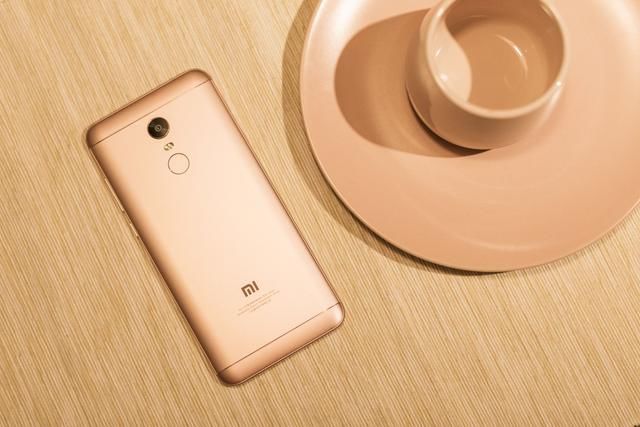 最强千元全面屏手机红米5Plus今早十点开卖,这