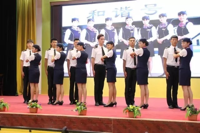 渭南市轨道交通运输高级技工学校招生说明会上学生专业技能展示登峰造极