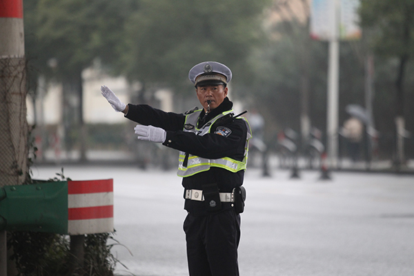 上海交通大整治一周年成效显著,55岁基层老交警很欣慰