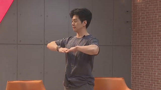 “音乐诗人”李健变身“哈尔滨舞王”