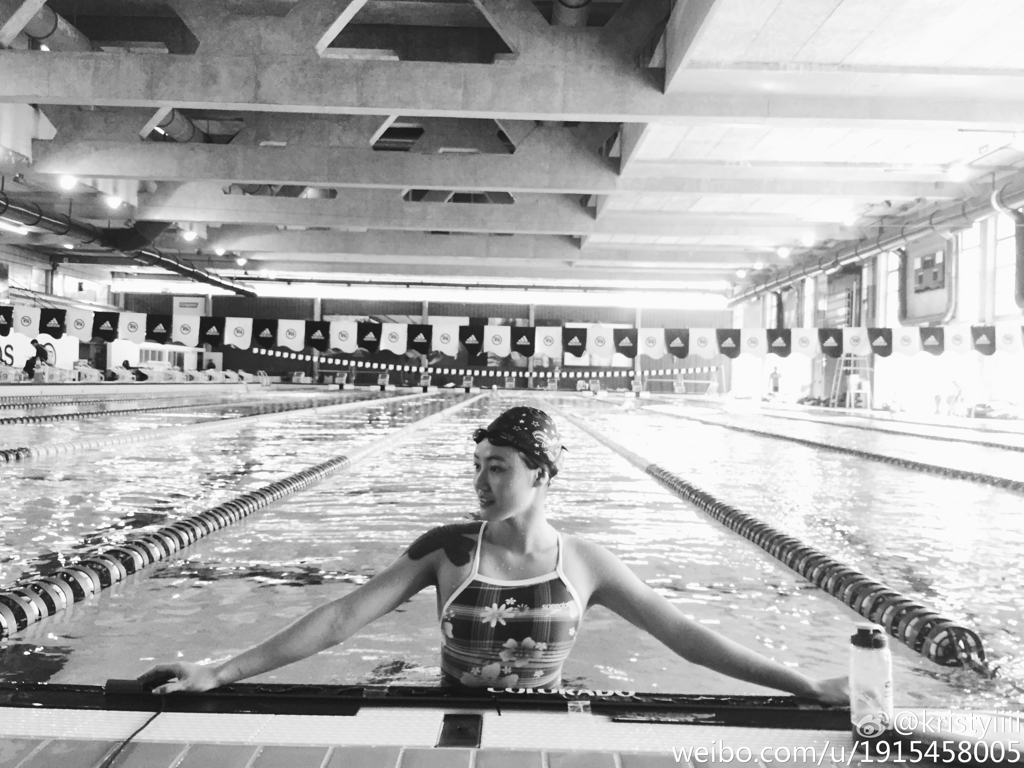 刘湘做为中国游泳队的颜值担当，一直被众多粉丝称为“女神”“美人鱼”，今年做为中国奥运代表团的一员，刘湘随泳队远赴里约参赛，到达巴西之后刘湘时常在自己的个人社交平台上与粉丝分享自己的生活，今日晒出自己的训练照，一双颀长美腿让人羡慕不已，粉丝惊呼，女神就是女神，连训练都这么美！！（资料图）