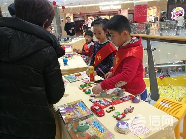 网事如歌青岛故事:小学生爱心义卖 传递冬日暖