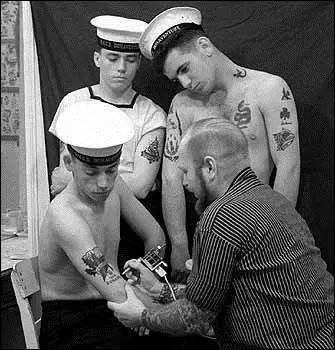 伍兵传媒:为什么中国军人不能纹身?