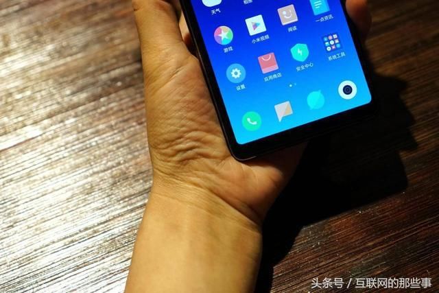 首发骁龙710,次旗舰小米8SE简单上手开箱