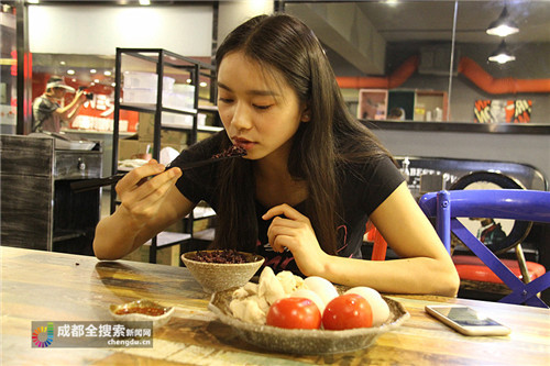 赛上,来自成都的女大学生涂梦丽获得了比基尼健身小姐23岁以下组冠军