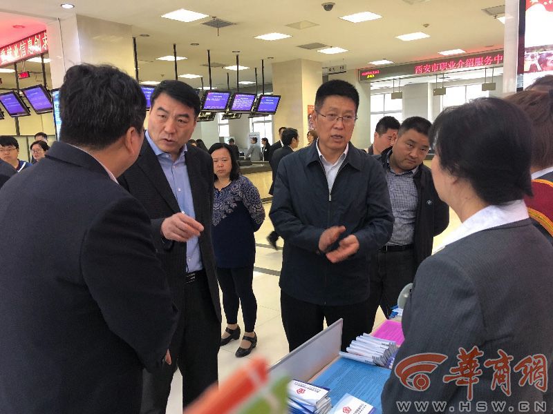 西安市人社局局长接听12333热线 听取市民意