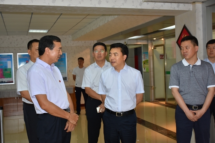张晓兵在临河调研综合行政执法和行政审批制度改革