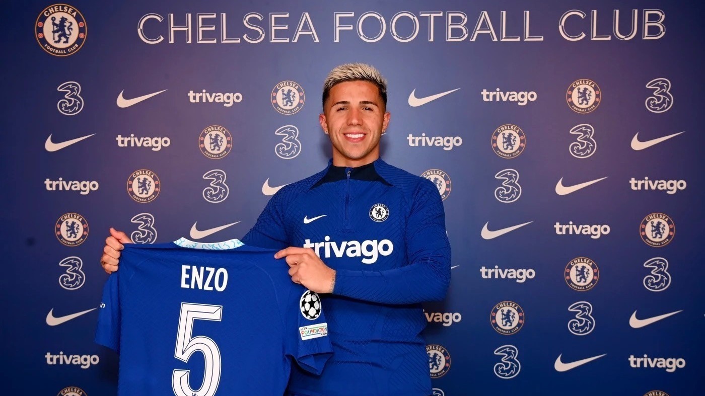 恩佐与切尔西签约至2031年6月,将穿5号球衣 恩佐与切尔西签约至2031年6月,将穿5号球衣