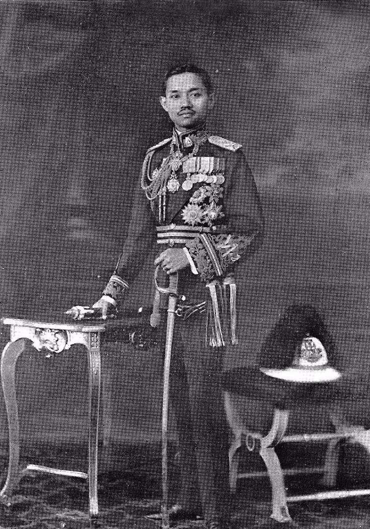 拉玛七世汉名郑光，失去君权权利国王，使得泰国成为君主立宪制国家。他的名言：“为了使成立君主立宪制政府的过程能够尽可能柔和地进行，我同意成为一个傀儡。”