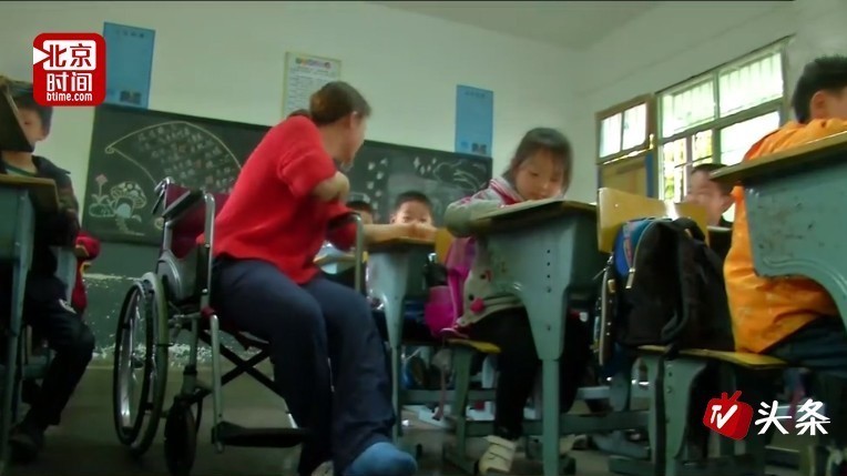左脚骨折不顾医嘱 90后女教师坚持坐轮椅上课 学生们被感动