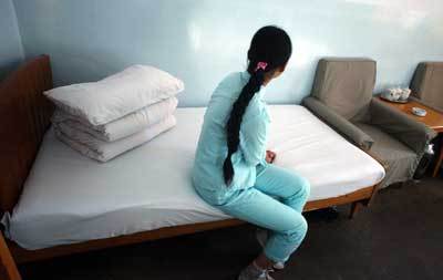 女孩酒吧喝醉被两个男人带去宾馆,服务员感到