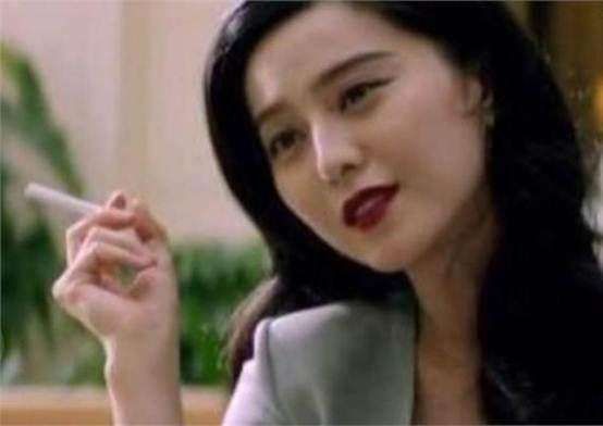 娱乐圈美女们也抽烟!一个比一个霸气,赵丽颖不