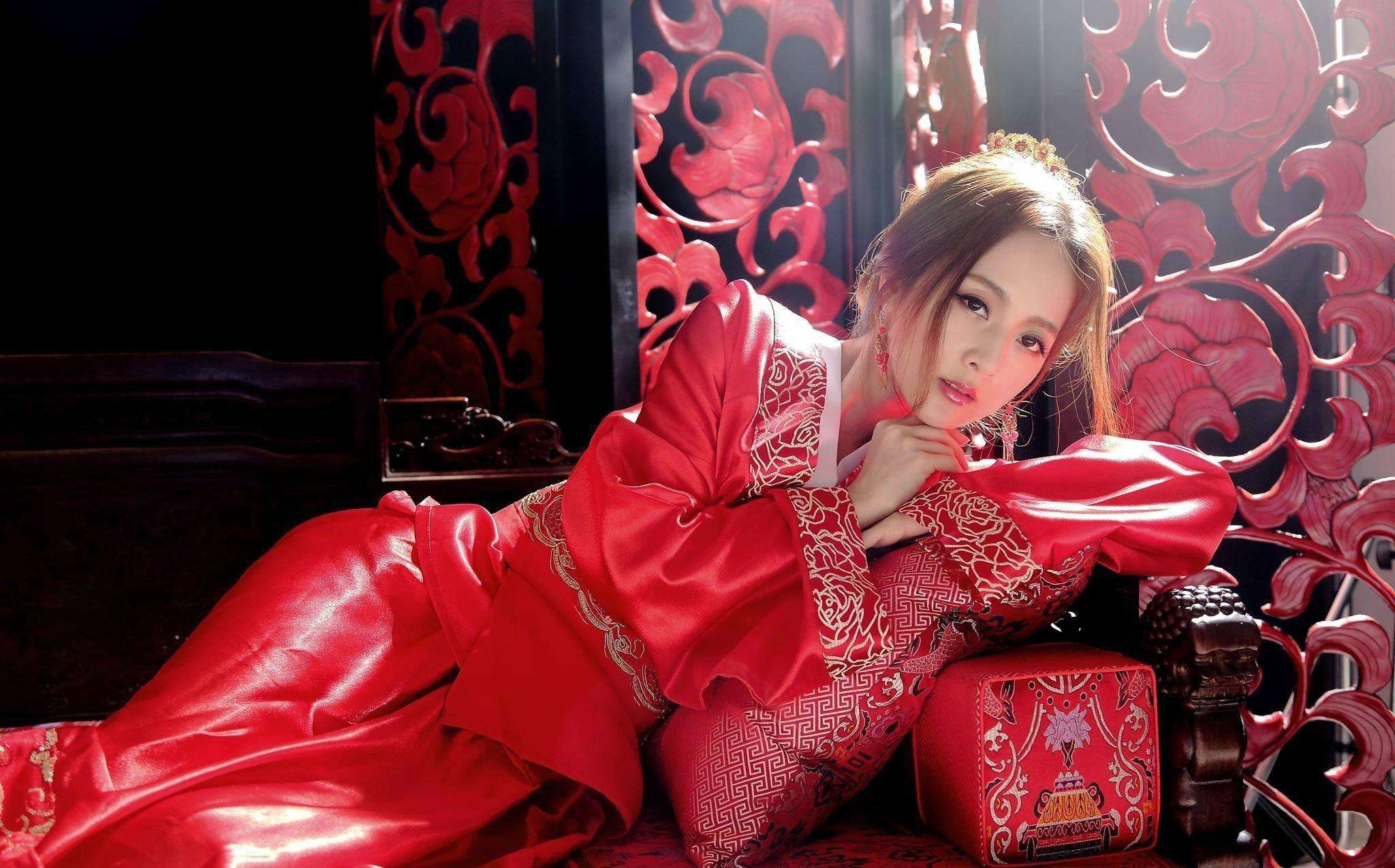 隋唐时期 环肥燕瘦,环是杨玉环,唐朝以肥为美,喜欢体态丰腴,崇尚酥胸