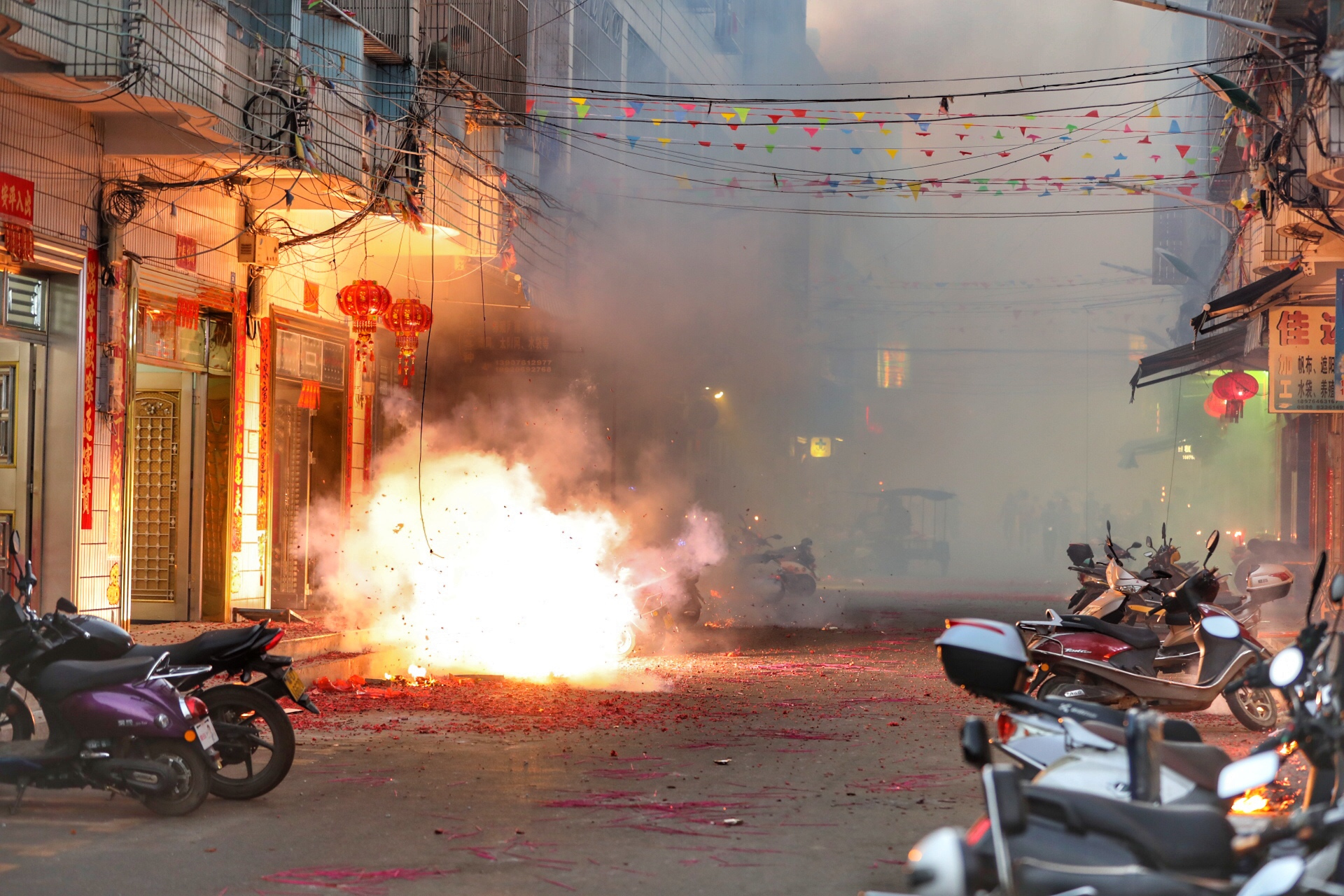 全国多地禁止燃放烟花爆竹让年味少了,对此你