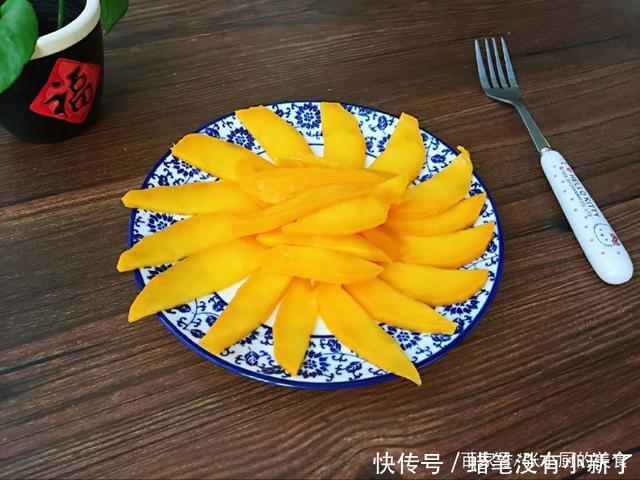 芒果这种剥法还是第一次见,不用刀,不浪费果肉