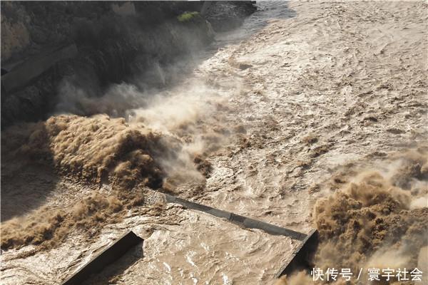 三门峡大坝排沙泄洪壮观景象 (央广网记者 汪宁 摄影)  央广网河南分