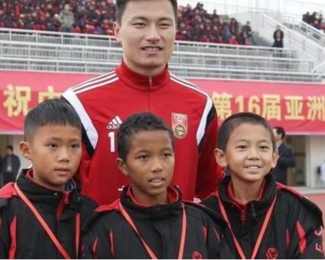 中国足球迎妖人:14岁混血身体出众成国足未来