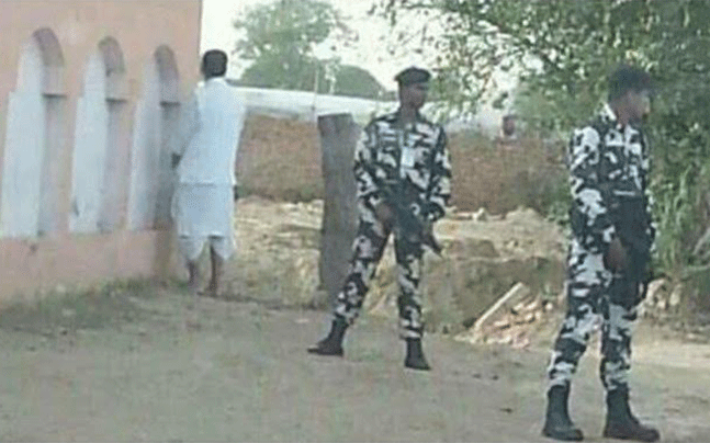 印度农业部长随地小便被拍 网友怒斥:下台走人 印度农业部长随地小便被拍 网友怒斥:下台走人