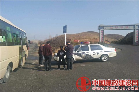 小孩赌气离家出走 丰镇交警助其回家