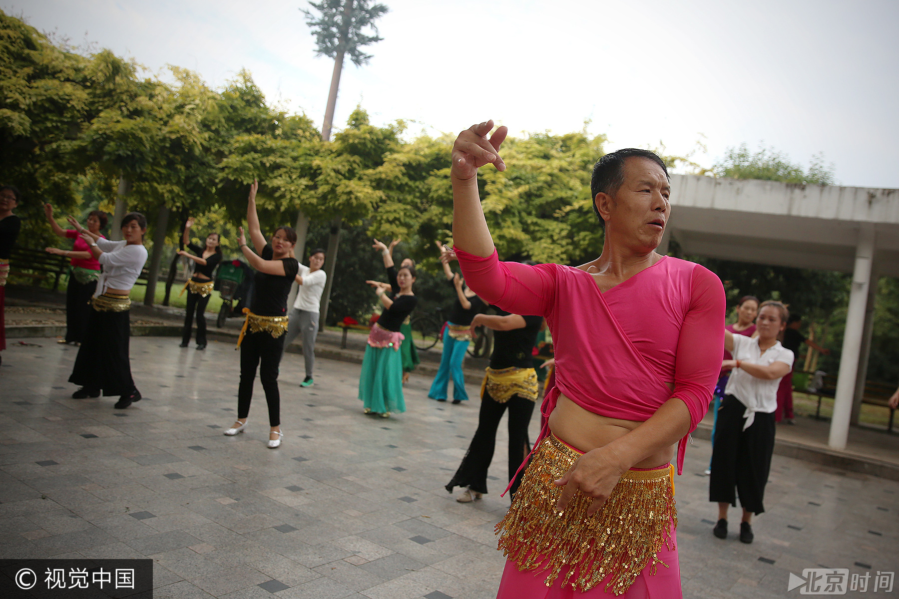 五旬保安大叔跳肚皮舞 舞姿比姑娘还妖娆 五旬保安大叔跳肚皮舞 舞姿比姑娘还妖娆