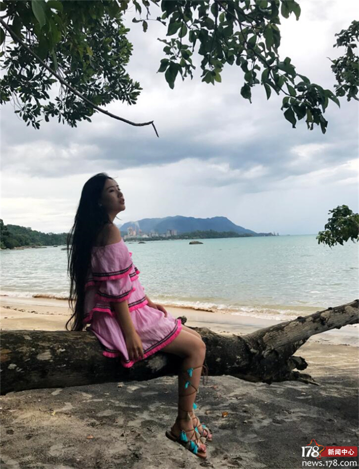 镜头前的她严谨刻苦,回到生活就像一个邻家大姐姐,喜欢旅行和美食。微博上分享的都是旅行地点美美的身影或者是旅行沿途的风景,美景加美人让人羡慕不已。