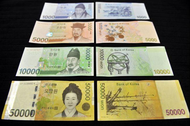 物价飞涨、工资不涨，韩国人民的生活变得更加艰难：工资多年来一直不见涨多少，但是物价却相当快速增长。虽然最低工资已经涨到了时薪7530韩币（约46元人民币），但仍然不足以抵抗物价的高速上涨。
