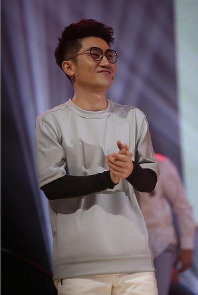 粉丝自爆"长高之歌" 韩红调侃金志文