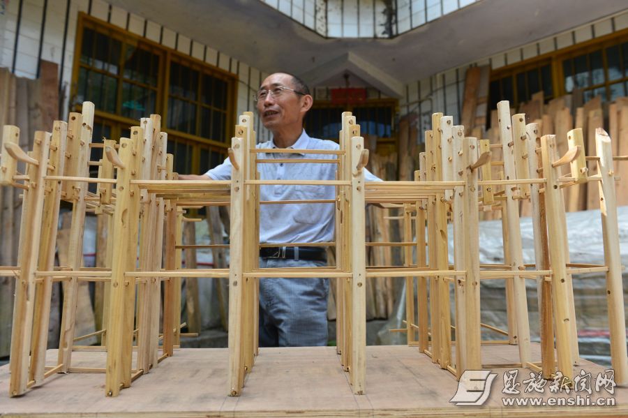 万桃元:用模型传承吊脚楼