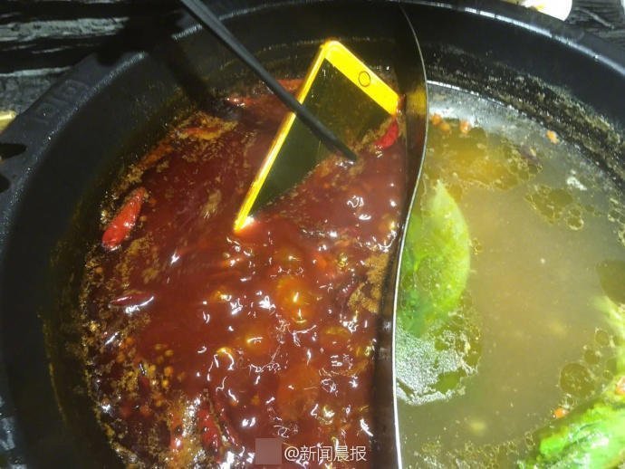 女白领吃火锅扫到千元红包 太激动手机掉油汤里