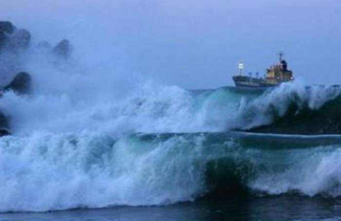 航母遇到台风怎么办? 美掉头加速奔, 辽宁舰的