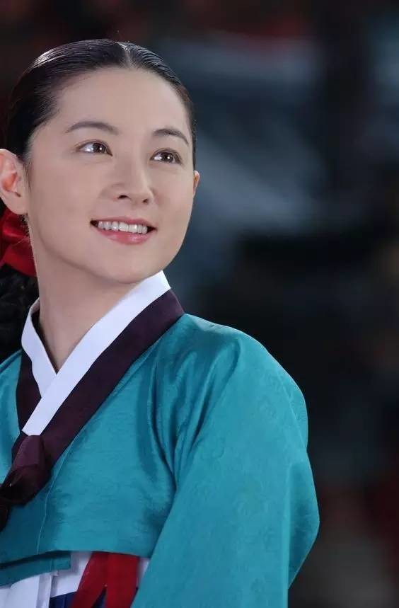 她是当年火爆全亚洲的韩剧《大长今》女主李英爱,相信大家都看过这部
