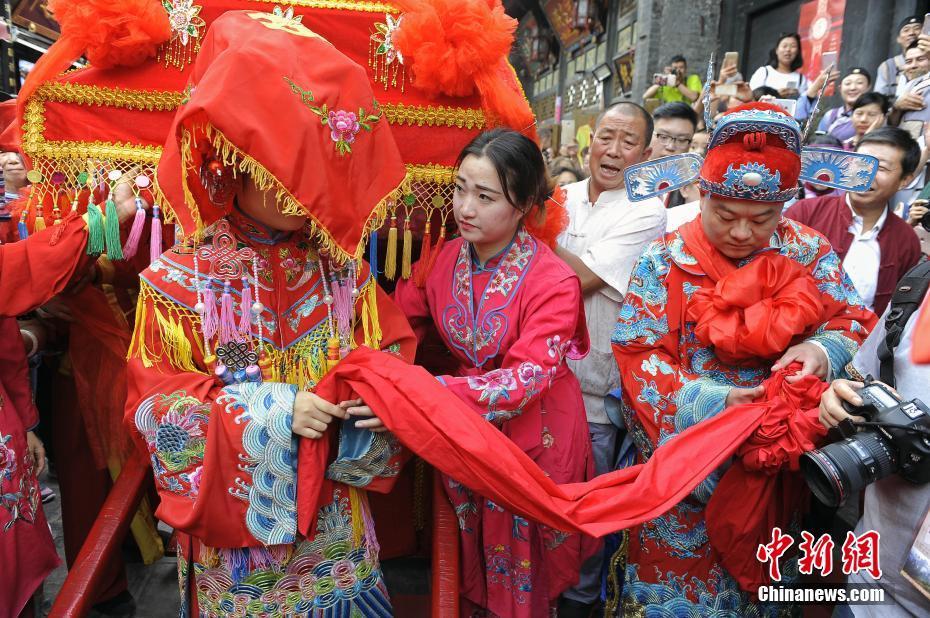 新郎骑马、新娘坐轿,伴随着傧相辞令进行各项仪式,吸引了众多民众围观欣赏。