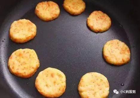 宝宝八个月左右就可以尝试手指食物了