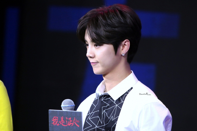 [鹿晗][分享]170807 衬衫,耳钉,抿嘴,没有一个不是苏点的小鹿哥哥