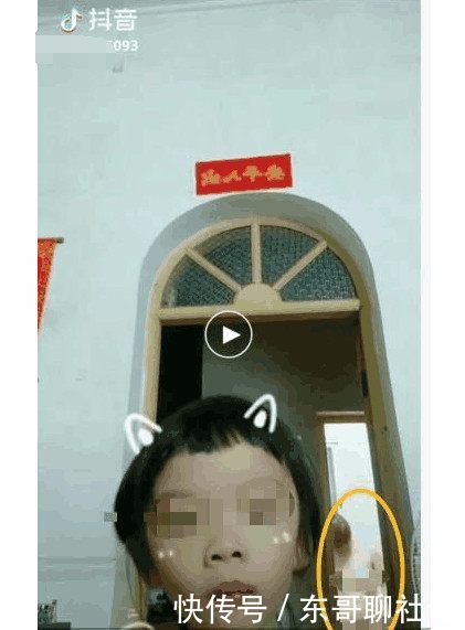 小孩在家拍抖音, 无意拍到洗澡中的妈妈, 抖音: