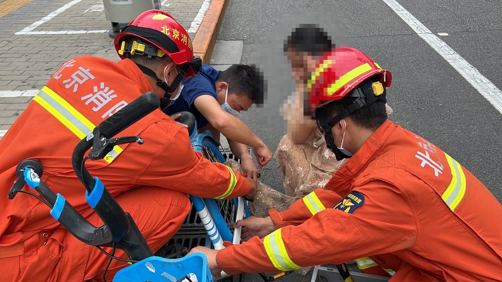 女子骑单车长裙被车链子卡住取不下来, 消防前来解救 女子骑单车长裙被车链子卡住取不下来, 消防前来解救