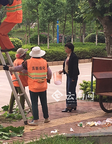 女子强倒垃圾 将垃圾桶怼绿化工脸上