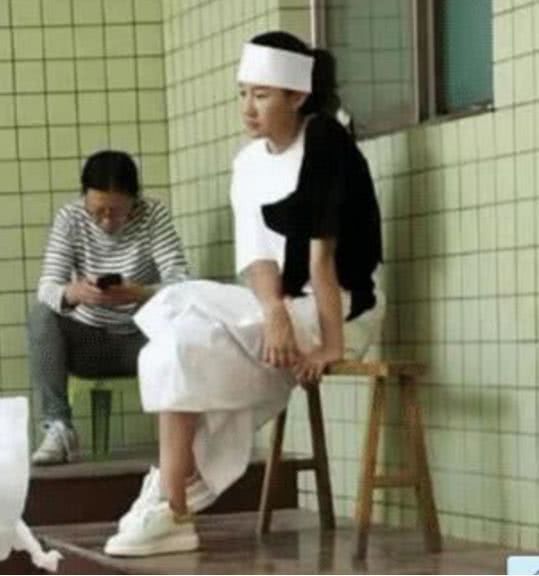 王宝强冯清疑同居?豪车接送深夜同回公寓(图7) 王宝强冯清疑同居?豪车接送深夜同回公寓(图7)