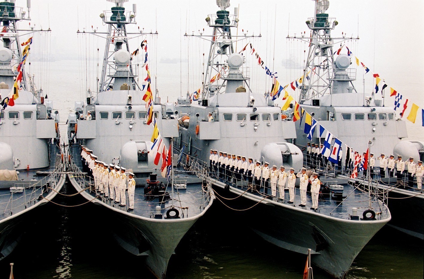 中国人民解放军驻香港部队海军舰艇大队由海上先锋艇等先进单位组成.