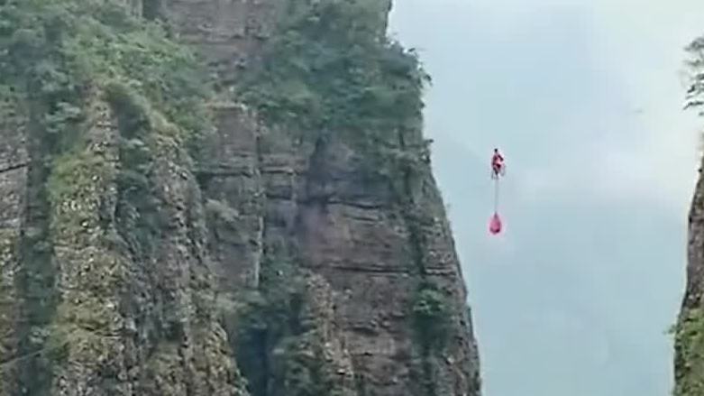 艺高人胆大！景区一演员扮孙悟空，高空翻筋斗云