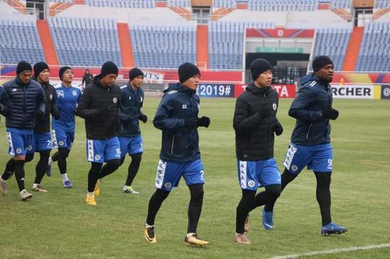 河内FC球员赛前踩场变跑圈 济南低温天气愁怀
