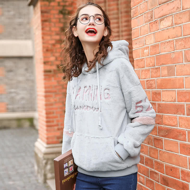 卫衣不要配高跟鞋,学学这些女人这么穿