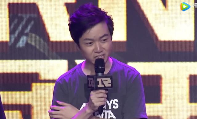 在这次的夺冠之夜庆典中,uzi的两位老队友,皇族的两位老将神超和tabe