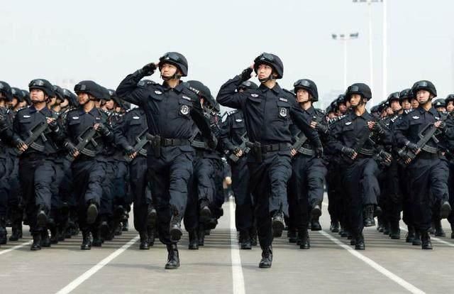 武警部队归谁领导?